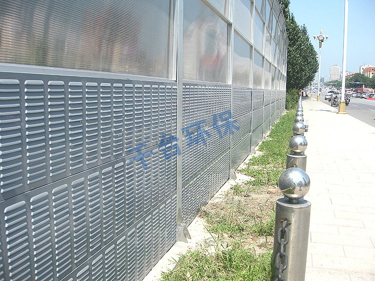 马路旁边的隔音墙